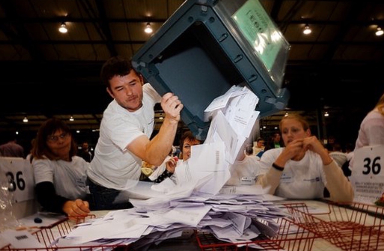 SCOTLAND
The No is leading against the YES in the first boxes opened.
The first results are coming in for the referendum to decide whether Scotland should stay in the UK or become an independent country.
Clackmannanshire was the earliest to declare,...