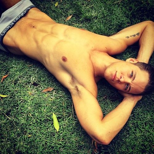 https://sexyboysbeingsexy.tumblr.com/post/138017409199