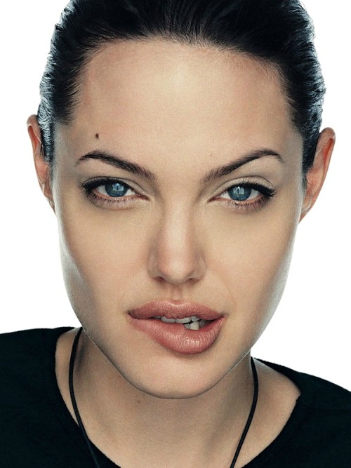 le-jolie:Angelina Jolie photographed by Gilles Bensimon - 2000