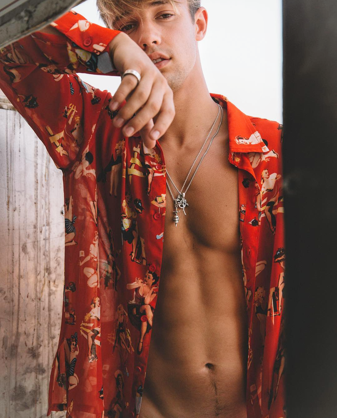 male-celebrity-blog: boytrappedinthcloset:  Cameron Dallas  😄😃 