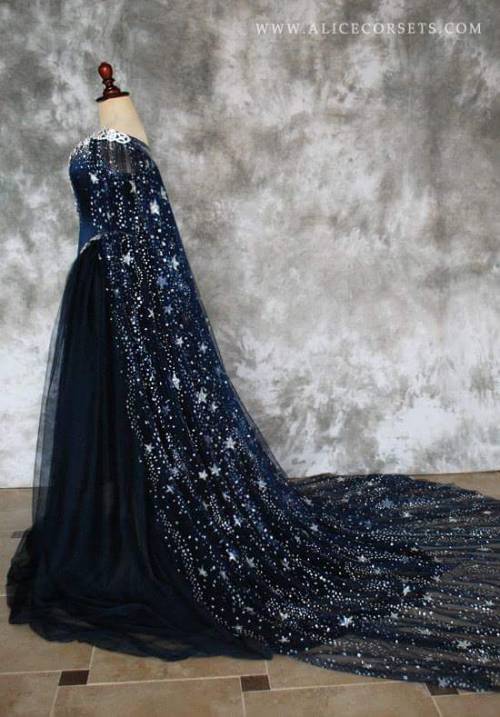 piercedghostbabe:  feysanddreams:Feyre’s wedding gown, this is too perfect  Wow