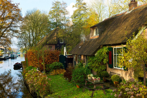 Cozy backyard in Giethoorn / Netherlands (by tokyoshooter).