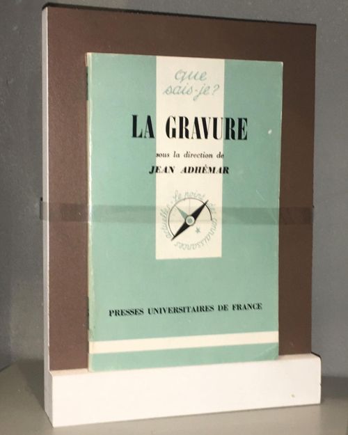 « La gravure sur linoléum », 2000. Livre « que sais-je? », présentoir en bois, linoléum et mylar.
Parmi toutes les techniques de gravure dont le live parle, il y a la gravure sur linoléum.
C’est justement le titre de cette œuvre présentant « La...