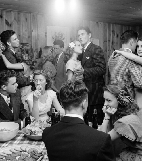 50sbabyy: Teenagers at a party, Photographed by Nina Leen. 1947
