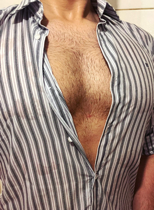 andimion2006:  alwaysreadydaddy:Heat is out of control but wet shirts keep me cool ;)  mmmm waowwww