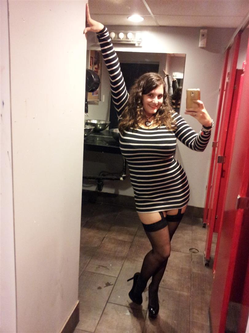 divellup2:  I wanna pin that girl to the wall and fuck the brains out of her