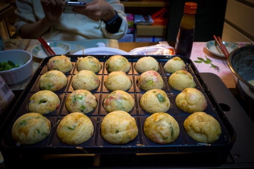 たこ焼きパーティーは何歳になっても楽しい。実家でやるたこ焼きパーティに嬉々として参加する人と結婚できて俺は嬉しい。