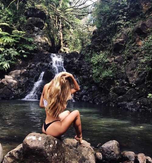 model-pictures1:  Alexis Ren Hawaii Waterfalls #AlexisRen #model #babe #hot #sexy
