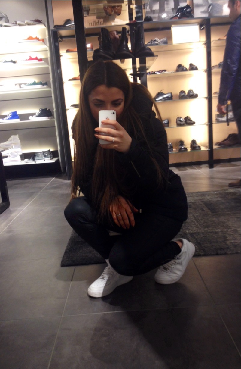 daw-n:  how do people even take mirror selfies in stores I can’t even make eye