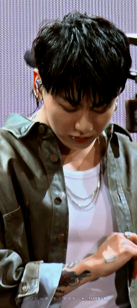 Jungkook's Reaction To Armys' Screams ♡ (cr. Soowoozoooo)