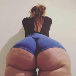 fatbootymeat:  Big ass in tight shorts #thickgirlTwitter