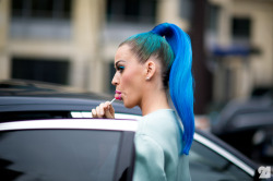 peasantstreet:  yhukieheartmusic:  Katy Perry’s BLUE HAIR  it’s perfect &lt;3 