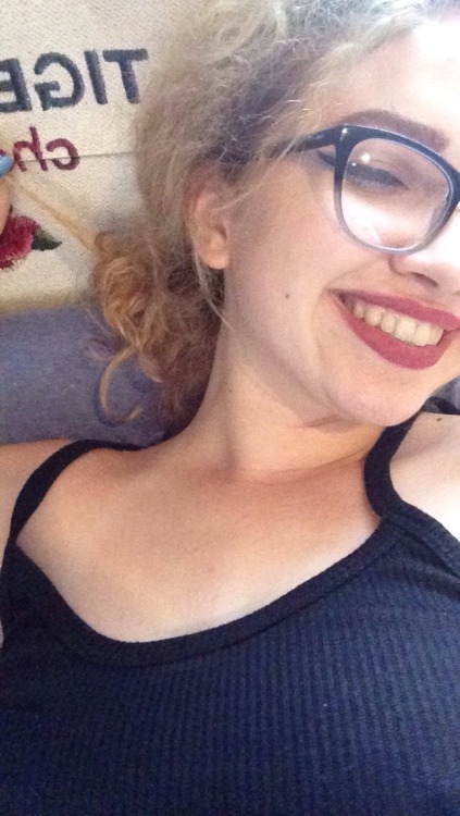 honeyangelbaby:  softdog1:  fuckin dumbass w new glasses  I’m gonna scream