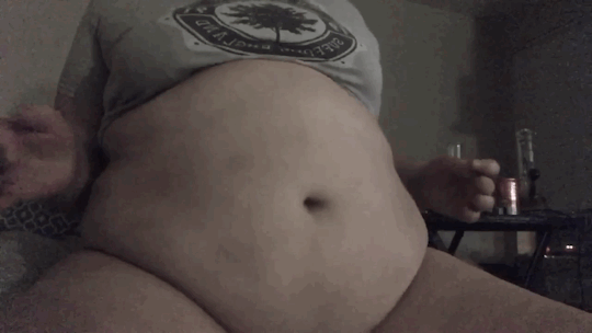 gothfeedee: I absolutely love how jiggly my tubby belly is, even after a night of binge eating 🐷 