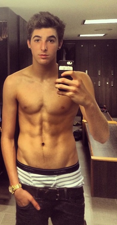 celebsaggers: Jackson Guthy Sagging Striped Boxers More Pictures: celebsaggers.blogspot.