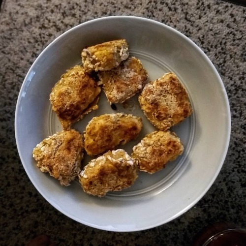 c r o n c h  • tofu fried ‘chicken’ recipe from @marystestkitchen  • • • • #nuggets #nug