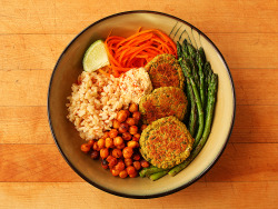 garden-of-vegan:  Lightly sautéed carrot ribbons, steamed brown rice, sriracha roasted chickpeas, sautéed asparagus with salt and pepper, and baked kale falafel with hummus and lime. 