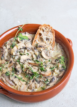 foodffs:  CREAMY GARLIC AND THYME MUSHROOMS