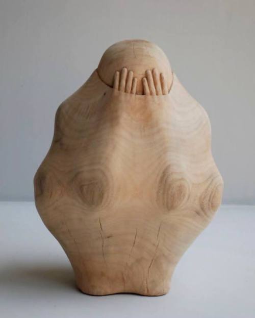 fillielitsa:Figures trapped within carved wood Sculptures by Tung Ming-Chin