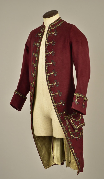 historicaldress:GENTLEMAN’S EMBROIDERED WOOL COAT, 1780Plum velour decorated with cream satin appliq