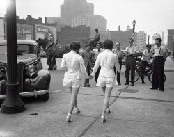 Deux Femmes En Short Ont Provoqué Un Accident À Toronto En 1937.