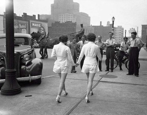 Deux femmes en short ont provoqué un accident à Toronto en 1937.