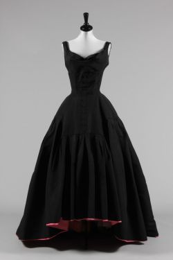 candy-witch:  ephemeral-elegance:  Button Front Silk Faille Ball Gown with Contrasting Lining, ca. 1950 Pierre Balmain via Kerry Taylor Auctions  Hootttttt Omg 