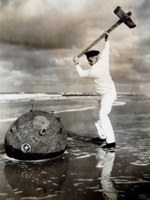 error888: Member of Royal Dutch Navy demonstrates the ‘Belgian version’ of how to defuse a sea mine.
