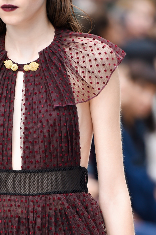 fashionfeude: Detail at Burberry Prorsum Spring Summer 2016 | LFW