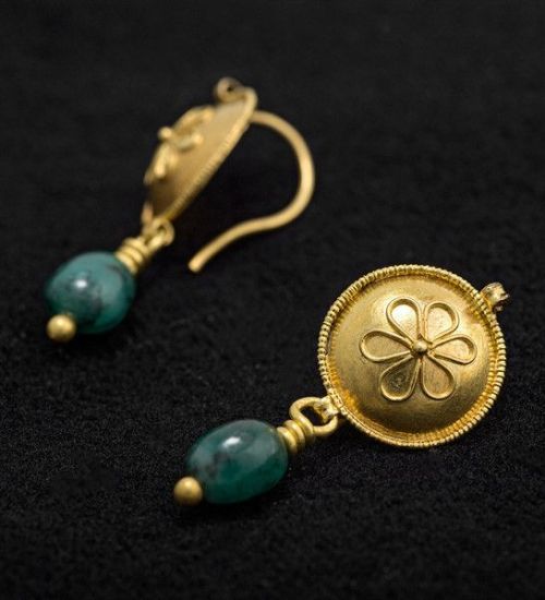 gemma-antiqua:Hellenistic gold and green glass earrings, dated to the 3rd to 1st centuries BCE. Foun