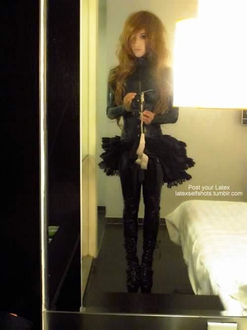 latexselfshots:“Post me with latex” > Sure, here we go! Check out kostamaso.tumblr.co