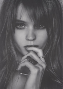 fashionfaves:  Abbey Lee Kershaw   Looking
