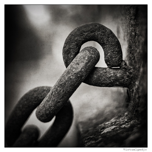 lafemme1978:  Non basta essere forti per andare avanti…..Sono i deboli a spezzare la catena…..   Goccia dopo goccia….Giorno dopo giorno ….