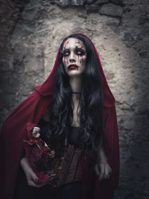 wondrous-beauties:  “Little Dark Riding Hood” Model: Darkmoon Photography: Rebeca Saray 