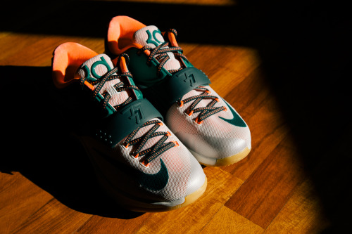 Here is an up-close look at the Nike KD7 “Easy Money”. 