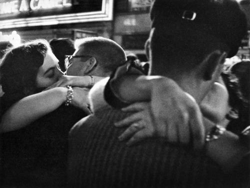 photoarchive:  Jesse A. Fernandez, New Year’s eve kisses, Times Square, New York, 1950′s