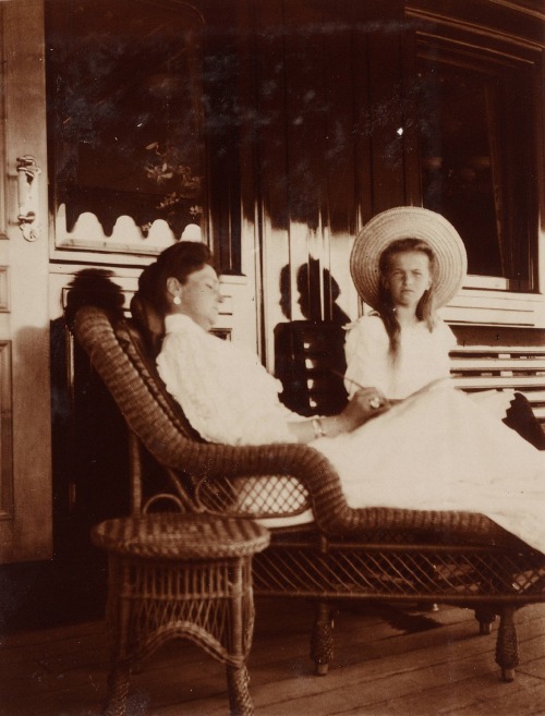 kootyl:Empress Alexandra Feodorovna relaxing with her daughter Grand Duchess Olga Nikolaevna Romanov