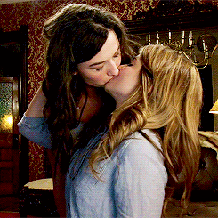 lauraholliis:  2x01 Alternate Kisses 