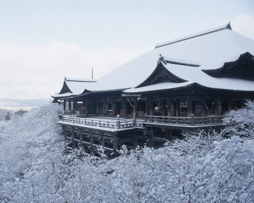 nihon-daisuki:清水の舞台 - 清水寺 ／ Kiyomizu no Butai - Kiyomizu-dera Temple by Active-U on Flickr.