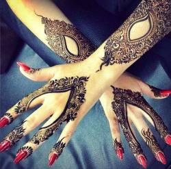 arabelegance:  0lamya0:  that’s the prettiest henna I’ve ever seen   💋