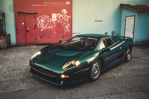 automotivated:  JAGUAR XJ220 by Marcel Lech on Flickr.
