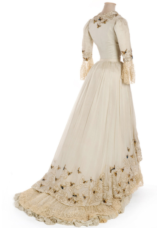 tobreakandblossom: apolesen: owlmylove: vintagegal:  Doucet evening dress,  Paris, 1900-19