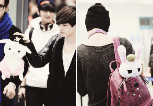 mainexing:  Yixing and his kids plushies adult photos