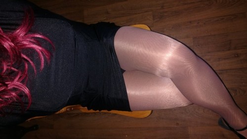 jamie-j74:Shiny nylons feel so good
