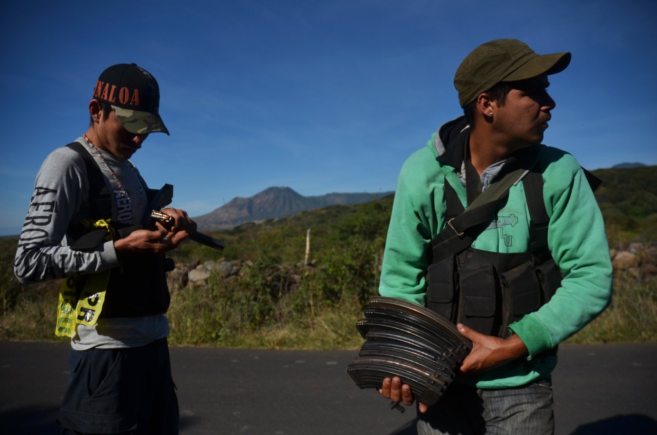 Decenas de miembros de los llamados “grupos de autodefensa” retienen a una quincena de agentes de la Policía local y han tomado la localidad de Parácuaro, en el estado de Michoacán (Mexico), donde varios pequeños municipios han sido tomados por estas...