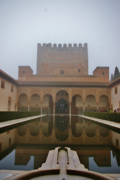 myowndunya:and-the-life-goes-on:Alhambra. Granada, España (Spain)This looks like Morocco so bad
