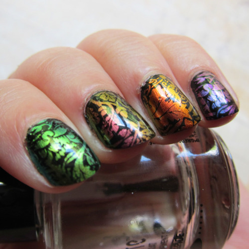 sihayadesigns:Today’s manicure: a Pre-Raphaelite-inspired William Morris-style print stamped o