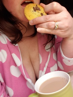 peach4cream: Onesie season with a cuppa and a biscuit  