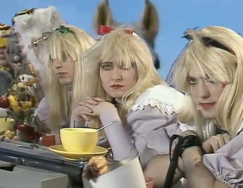 velvetoverground: Siouxie Sioux and Robert Smith dressed up a la Alice in Wonderland for a Play at H