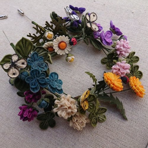 Fresh country-style take on traditional tsumami kanzashi flowers (seen on)